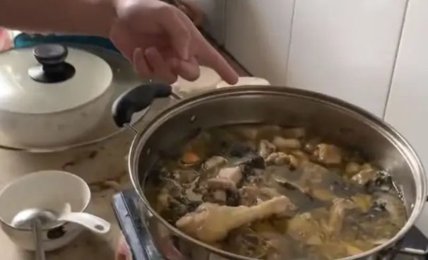 大姐报警称自家鸡被盗，民警一锅端还给失主，嫌疑人将会面临什么处罚？