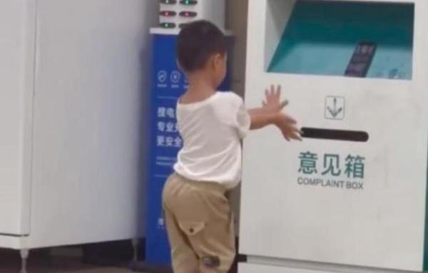 小男孩医院角落一口气跳舞2小时 这是咋情况？