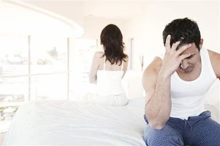 湖北十堰一女子因感情纠纷爬上车头被顶行200米,当时的情况有多危险?
