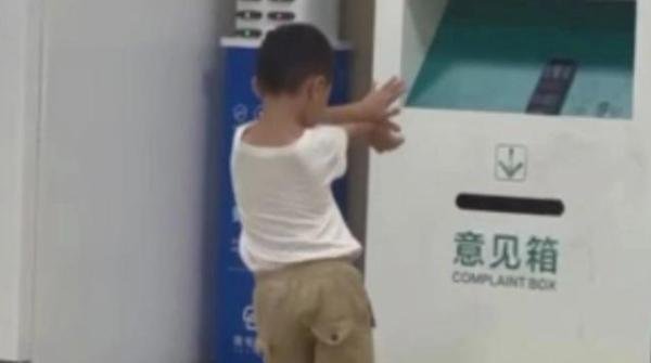 小男孩医院角落一口气跳舞2小时 这是咋情况？