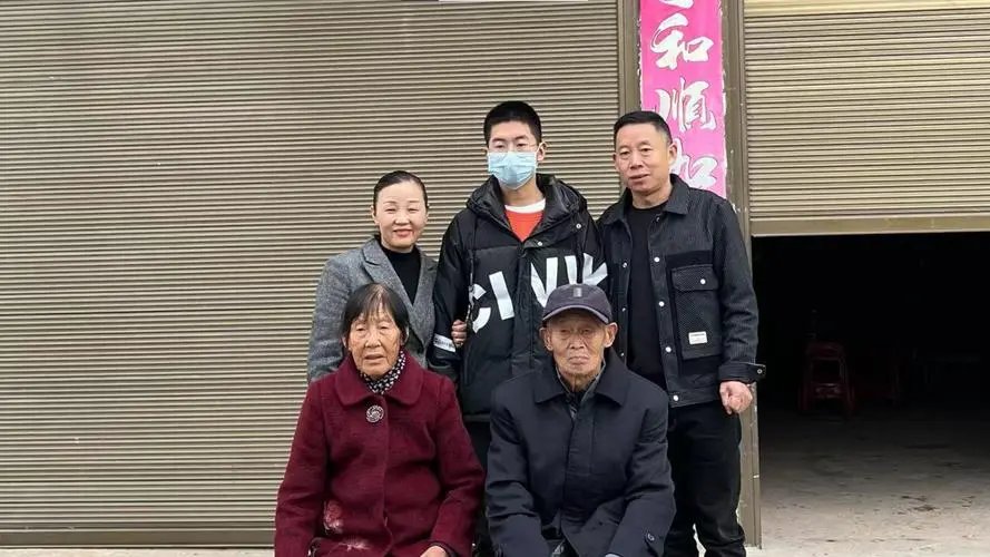 孙海洋一家三口温馨同桌吃饭,此刻孙海洋一家人的心情会是怎样的?