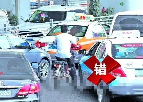 广州女子练瑜伽式骑车惊呆路人，这种骑车的行为对道路安全有什么影响？