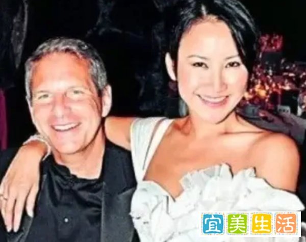 52岁的富商娶李玟为妻，婚礼极其奢华，花费超过1.5亿，宾客都是用直升机接送！