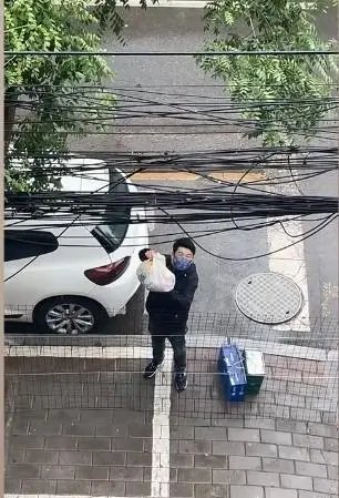 河南一男子冒雨给前妻和孩子送物资，你如何评价此男子的行为？