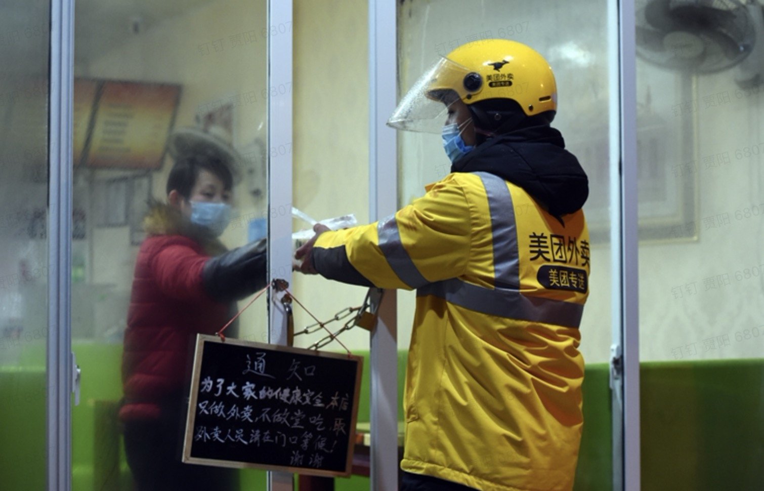警方通报保安持刀捅死奔驰车主，造成这起悲剧的起因是什么？