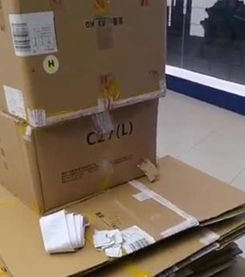 沈阳一顾客购买30万商品,所赠纸盒被保安索回,这种行为如何定性?