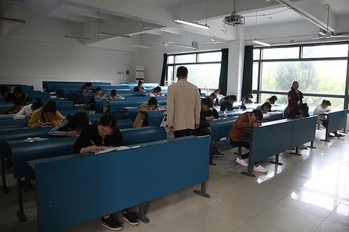 爷爷奶奶花百万给孙女补课,这样会不会给孩子造成压力?