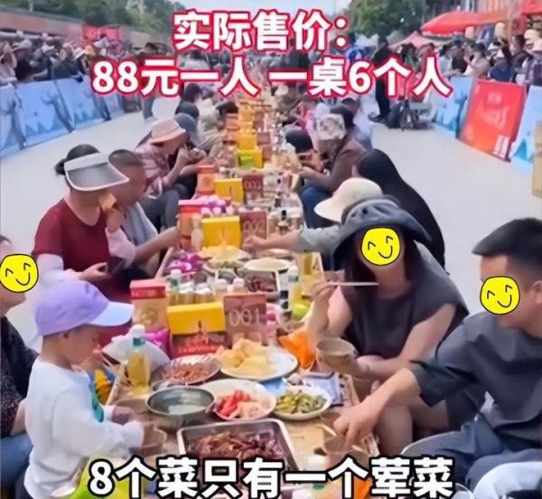 一桌八个菜仅一荤卖528元,网友:看清楚,这是旅游一条龙的价格