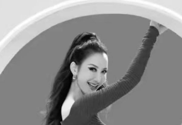 李玟老公悼念亡妻：送别挚爱，反遭全网痛骂：黄鼠狼给鸡拜年
