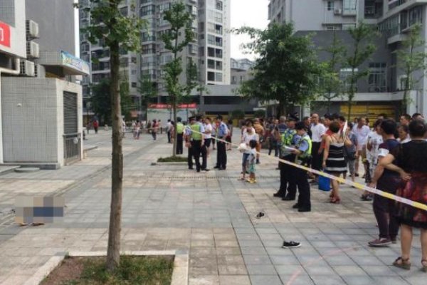 34岁单身女子宿舍遇害，死亡的原因是什么？