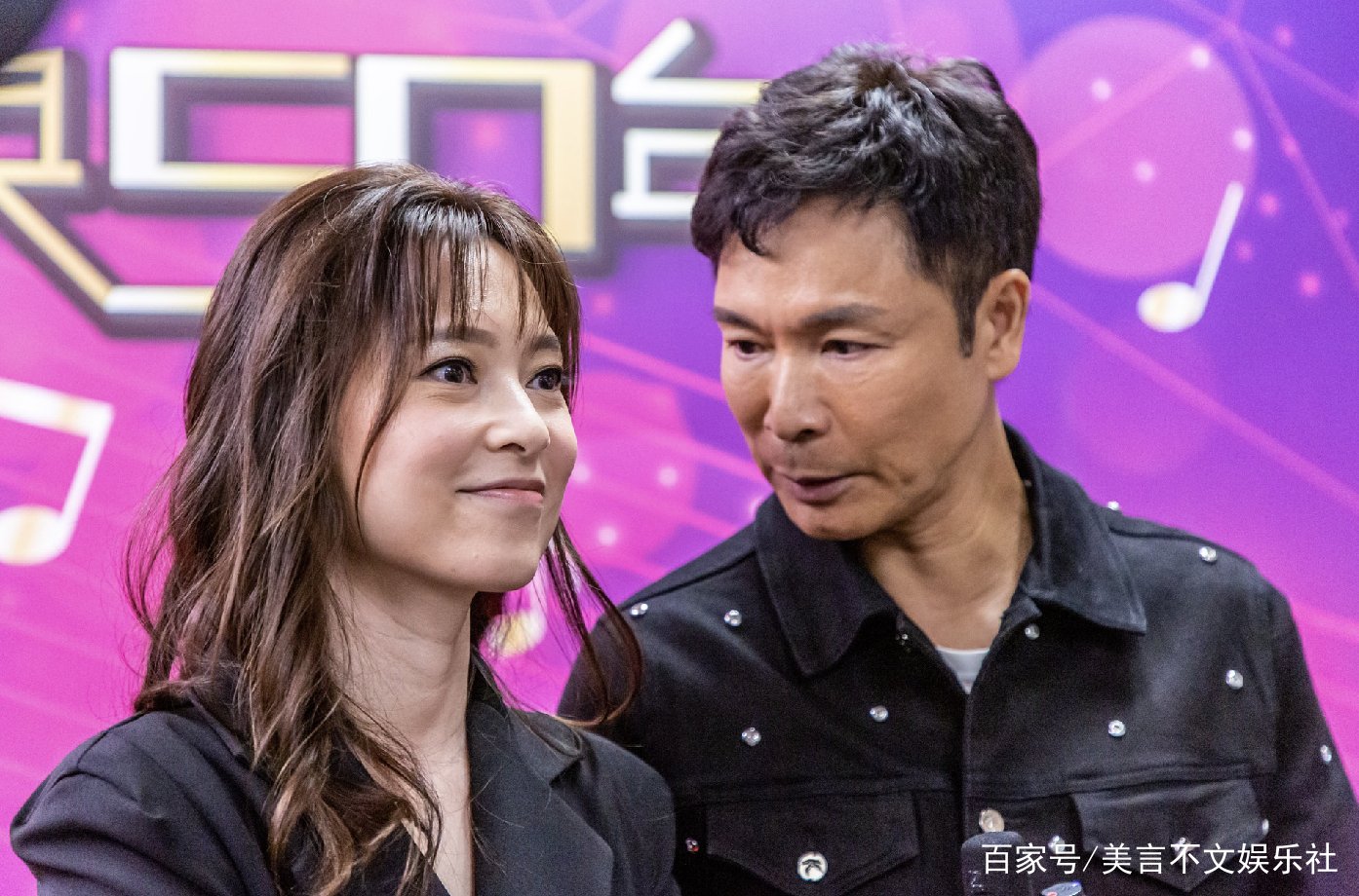 和小15岁妻子同台秀恩爱,几经波折幸福更甚,郭晋安现在怎么样了?