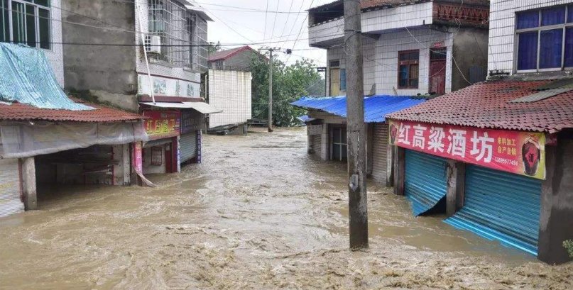 四川乐山近10人组团洪水中游泳，是勇敢还是愚蠢？