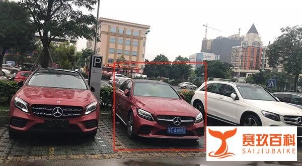 广东顺德一孕妇坐上奔驰车顶维权,4S店:希望尽快达成共识