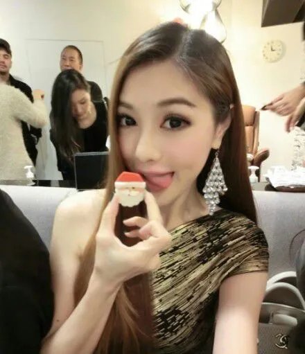41岁台湾辣妈网络走红 童颜巨乳常被人认为是90后