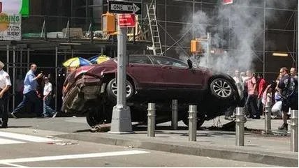 纽约司机撞人为何拖行？
