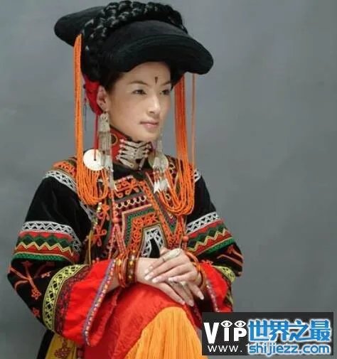 彝族第一美女:玛嘿阿依,选美大赛上惊艳众人(多图)