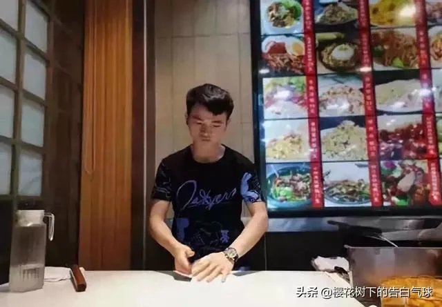 九江小伙因捡垃圾意外成“网红”,天寒地冻天天坚持, 你怎么看?