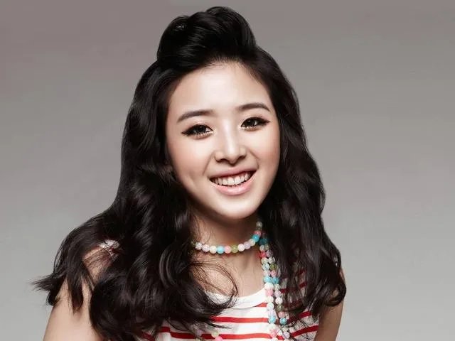 张含韵撞脸石原里美,那么她能像十元那样从事业低谷逆袭翻红吗?