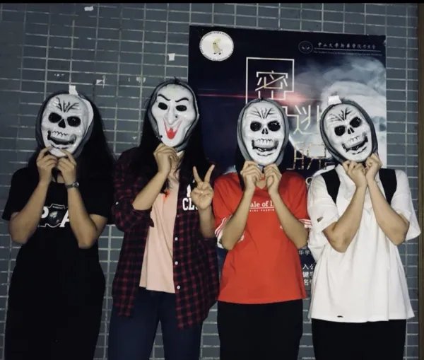 浙江一女孩玩密室逃脱被砍伤,头被缝了4针,这一游戏存在哪些安全隐患?