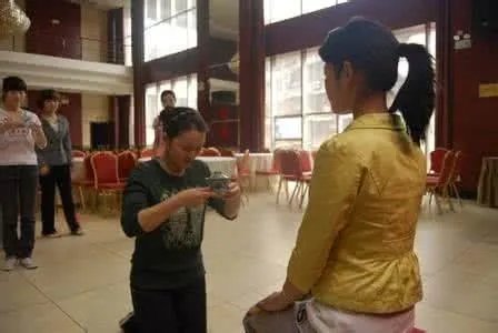 00后女孩磕头跪拜90后师父引争议,应该磕头拜师吗?