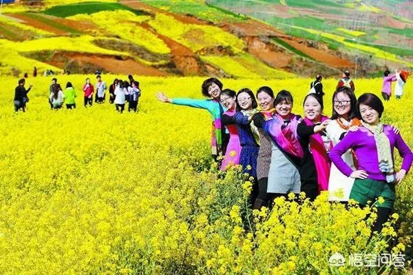 阿姨们照相带7条丝巾挪10次地方,丝巾墨镜成妈妈拍照必备,你的妈妈爱拍丝巾照吗?