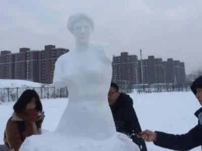 河北一麻醉专业学生堆出维纳斯雪人,你觉得这个雪人堆得好看吗?