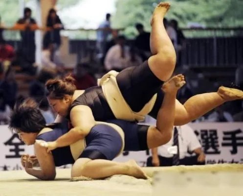 实拍女子玩相扑画面 让人脸红（组图）