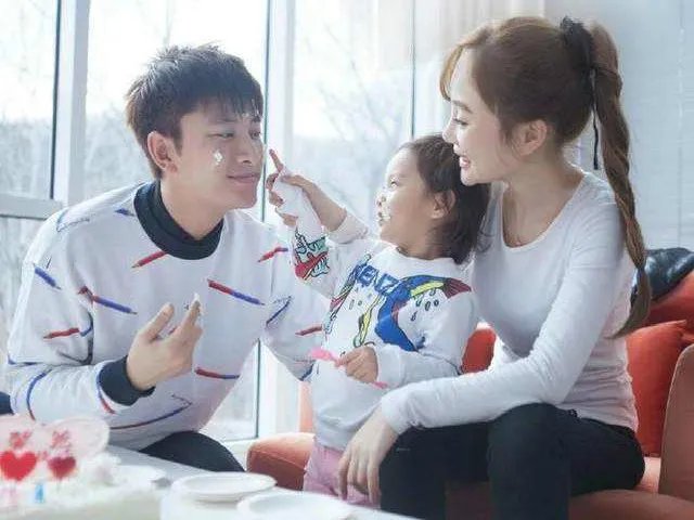 李小璐和贾乃亮之间的感情，为什么说因为感动在一起的感情走不远？
