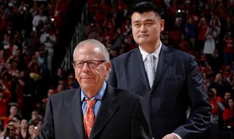 姚明重返火箭更衣室为休城捐十万?