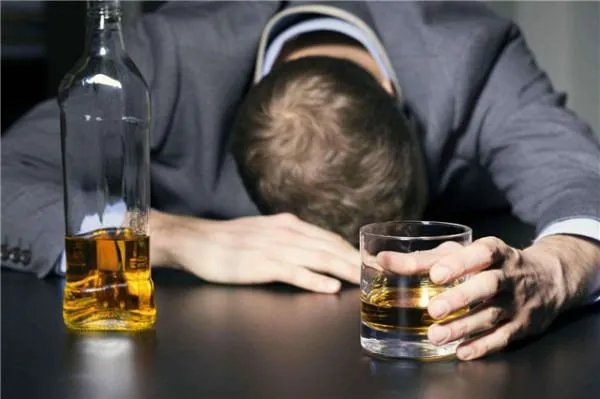 男子脖子比头还粗切下七八斤脂肪，这是怎么回事？