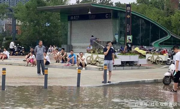 在郑州地铁5号线车厢里给大家鼓劲儿的女子去世了,她是如何“掉队”的?