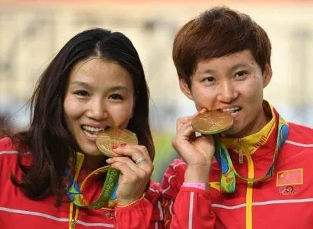 运动员夺得冠军后为什么喜欢咬金牌?