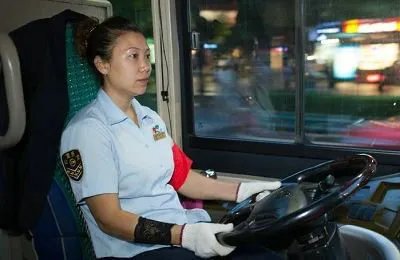 老人坐过站和司机抢方向盘,这种人是否该限制公交出行呢?