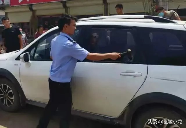 山东菏泽1岁娃被锁车内,民警要砸窗救人,孩子妈妈坚持“再等等”,她想等啥?