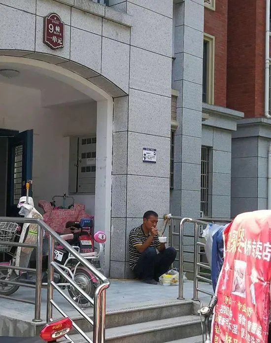 谁蹲墙角吃面照走红了?
