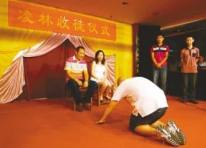 00后女孩磕头跪拜90后师父引争议,应该磕头拜师吗?