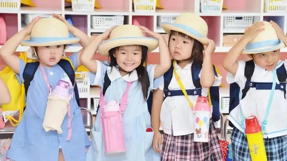 女童被锁幼儿园二楼后坠楼,责任到底怎么算?
