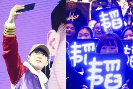 黄子韬现身成都 和粉丝自拍互动忙不停