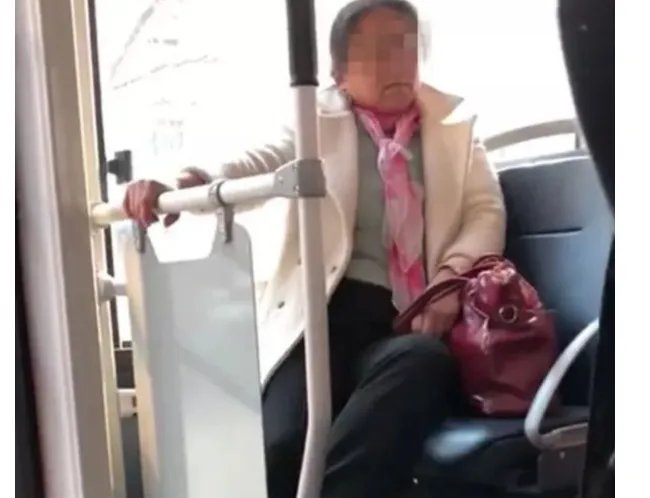 济南一小学生为何遭老太打骂?