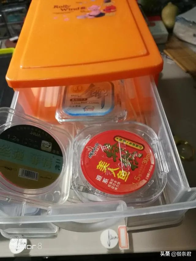 钓鱼人化绍新,李大毛越钓越有钱;更多人“钓鱼穷三年”,请问大家怎么看待这个现象?