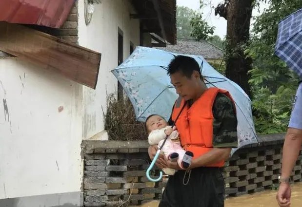 婴儿为何会为消防战士“撑伞”?