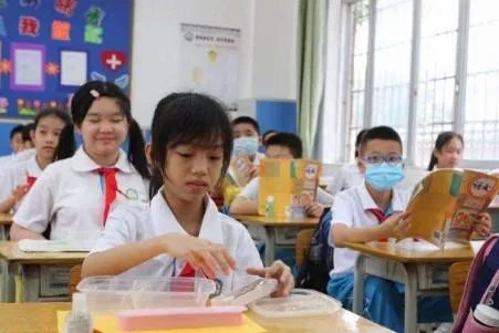 河北一小学13名学生感染,仅吃饭时摘口罩,为何还是防不住?