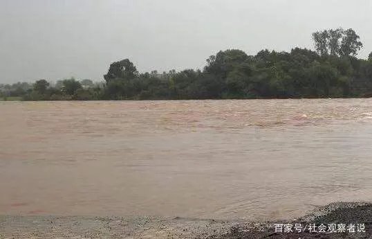 在郑州地铁5号线车厢里给大家鼓劲儿的女子去世了,她是如何“掉队”的?