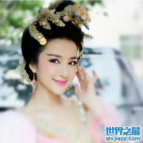 李依晓整容前后照片对比，李依晓的胸让人喷鼻血 