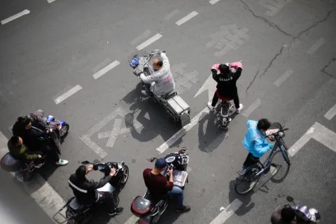 如何判定电动车闯红灯
