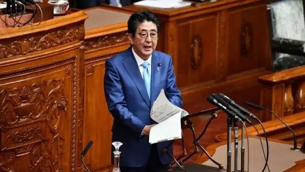中国记者播报安倍遇刺流泪遭网暴,网友们为何反感这一幕?