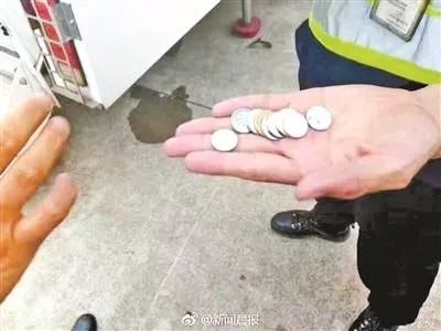 老太向飞机投硬币会受到什么处罚?