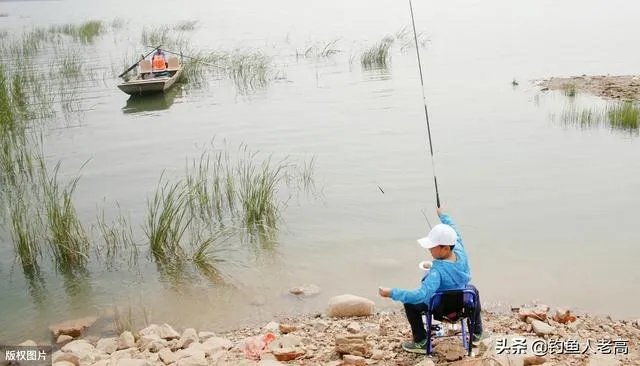 钓鱼人化绍新,李大毛越钓越有钱;更多人“钓鱼穷三年”,请问大家怎么看待这个现象?