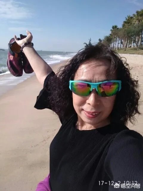 阿姨们照相带7条丝巾挪10次地方,丝巾墨镜成妈妈拍照必备,你的妈妈爱拍丝巾照吗?