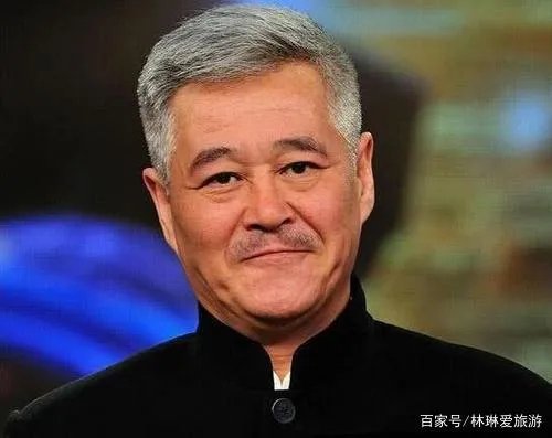 赵本山久违登台表演被狂热女粉丝强抱，假发都拽下来了。后来如何？